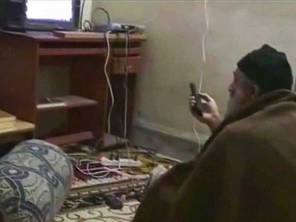  Ảnh từ đoạn video cung cấp bởi Mỹ cho thấy cảnh trùm khủng bố đang xem tivi tại khu nhà của y ở Abbottabad, Pakistan.